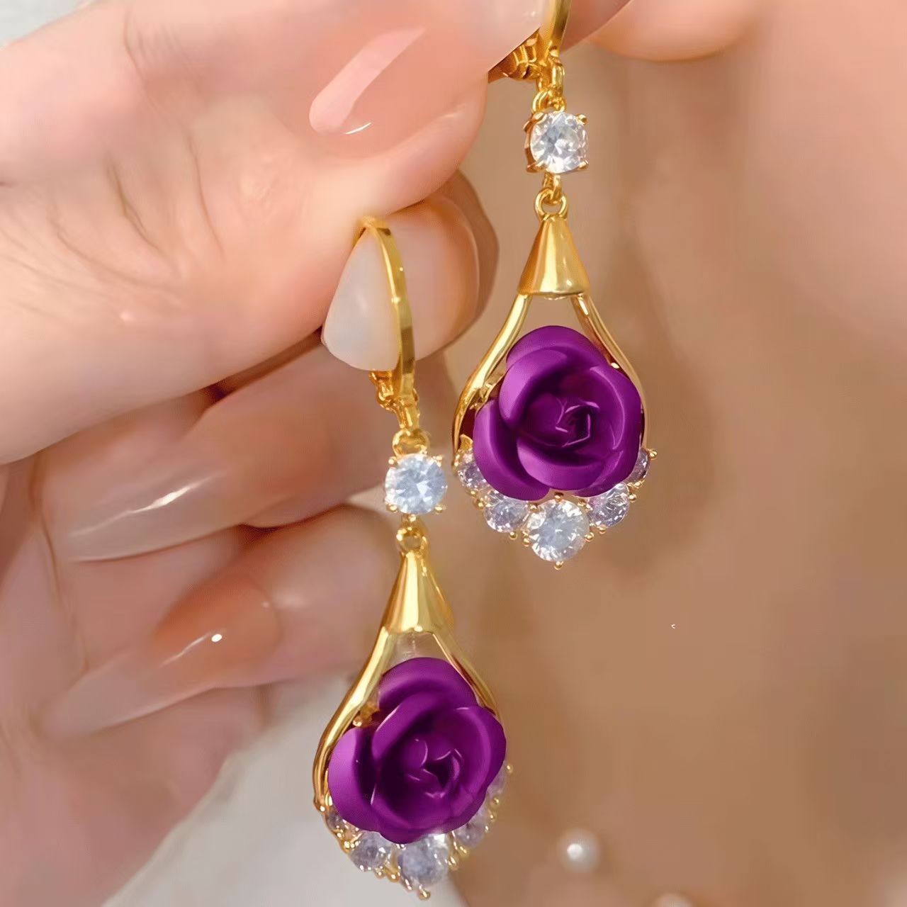 ✨Ειδική προσφορά【Αγοράστε 1 και πάρτε 1 δωρεάν!】🌹Πολυτελή και κομψά σκουλαρίκια με τριαντάφυλλα διακοσμημένα με διαμάντια